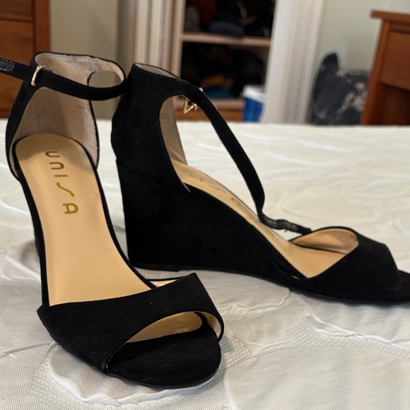 Unisa Elegant Black Wedge Heels - Picture 2 of 3